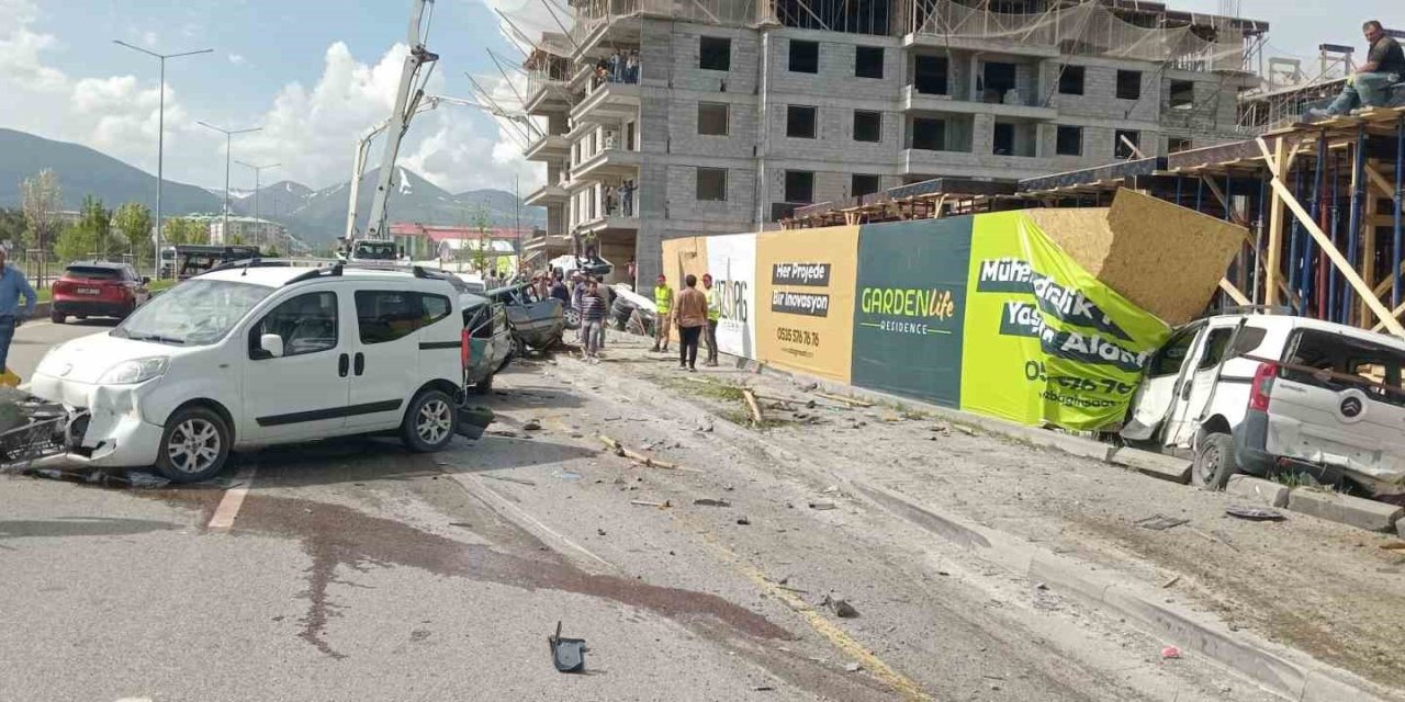 Yakutiye’de faciadan dönüldü: Freni boşalan beton mikseri devrildi