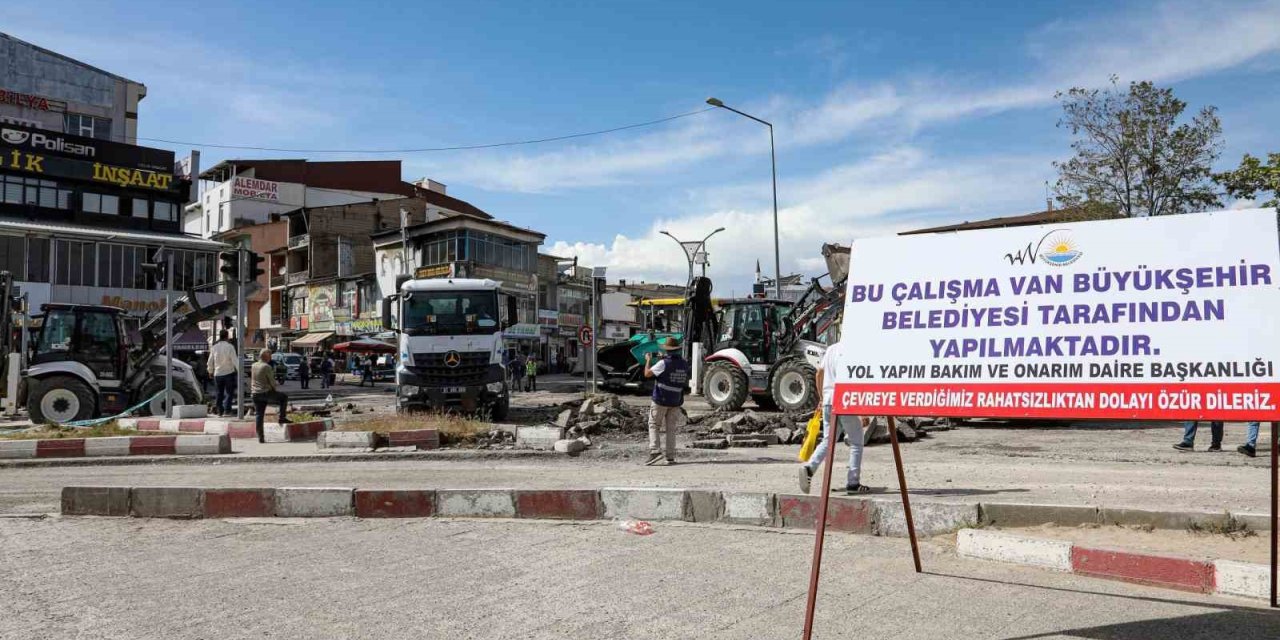 Van Büyükşehir Belediyesi, Erciş’te sıcak asfalt çalışmalarına başladı