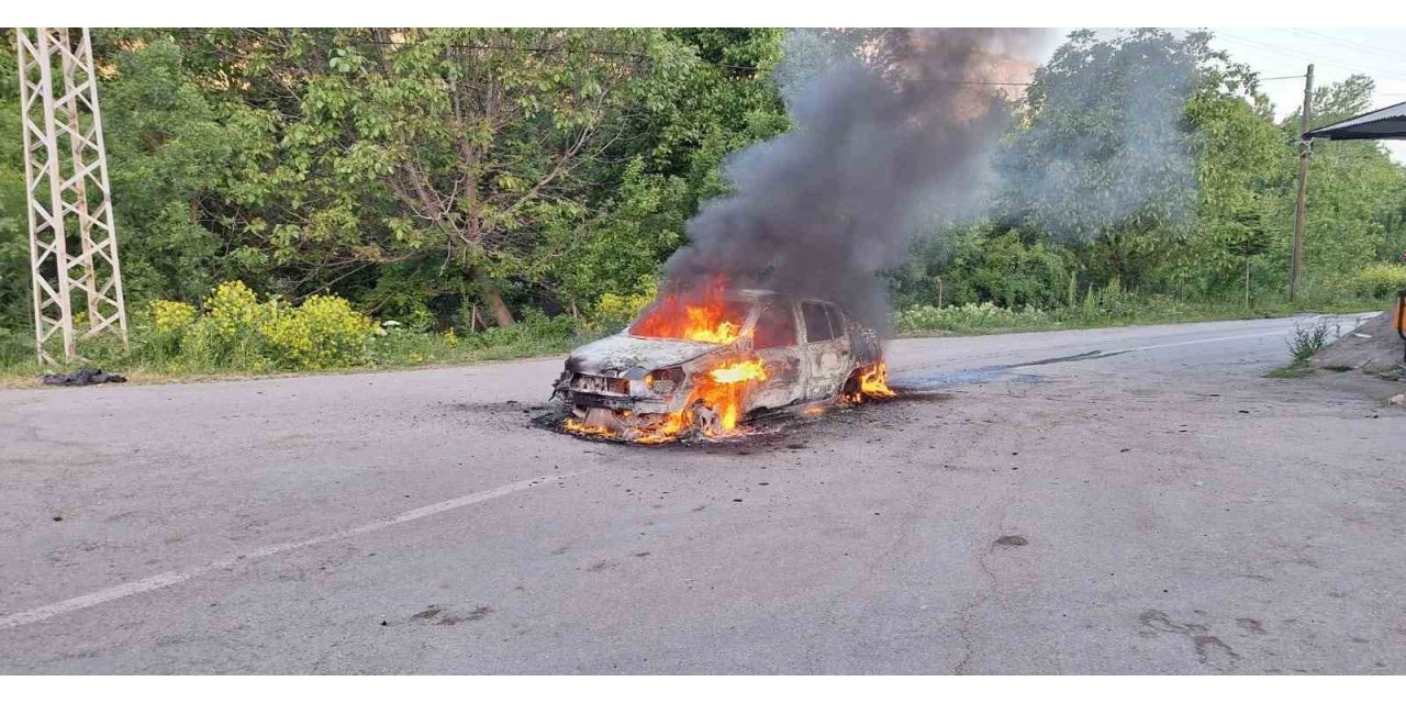 Erzincan’da otomobil alev aldı