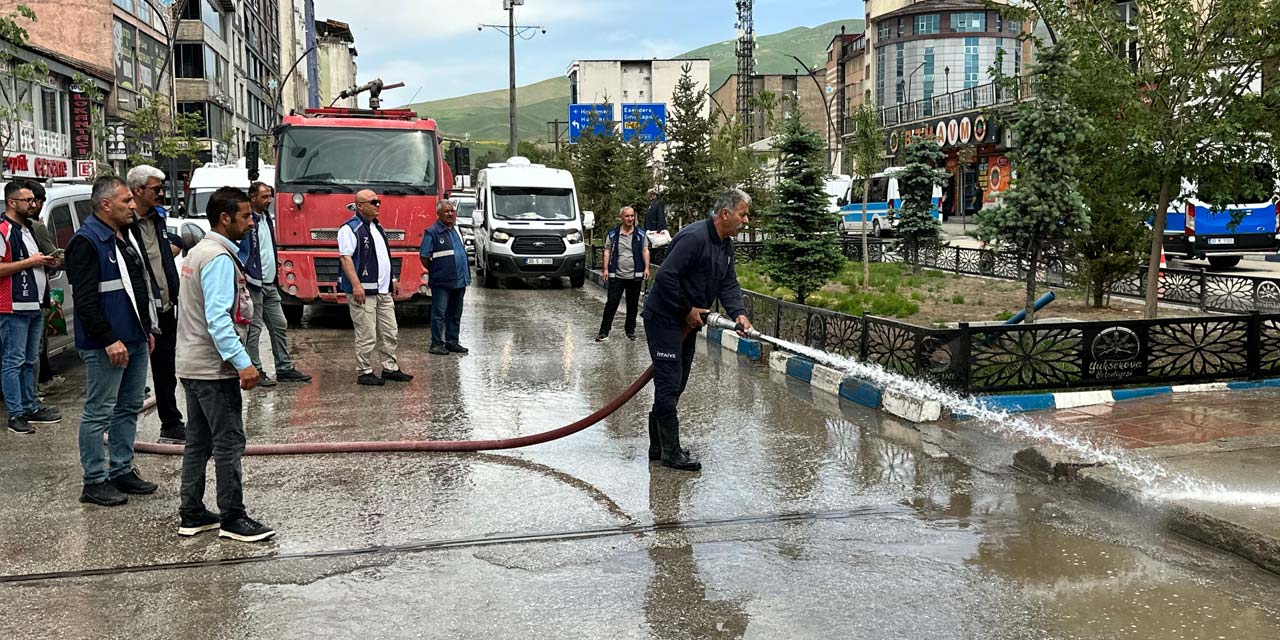 Yüksekova çarşısında kapsamlı temizlik çalışması