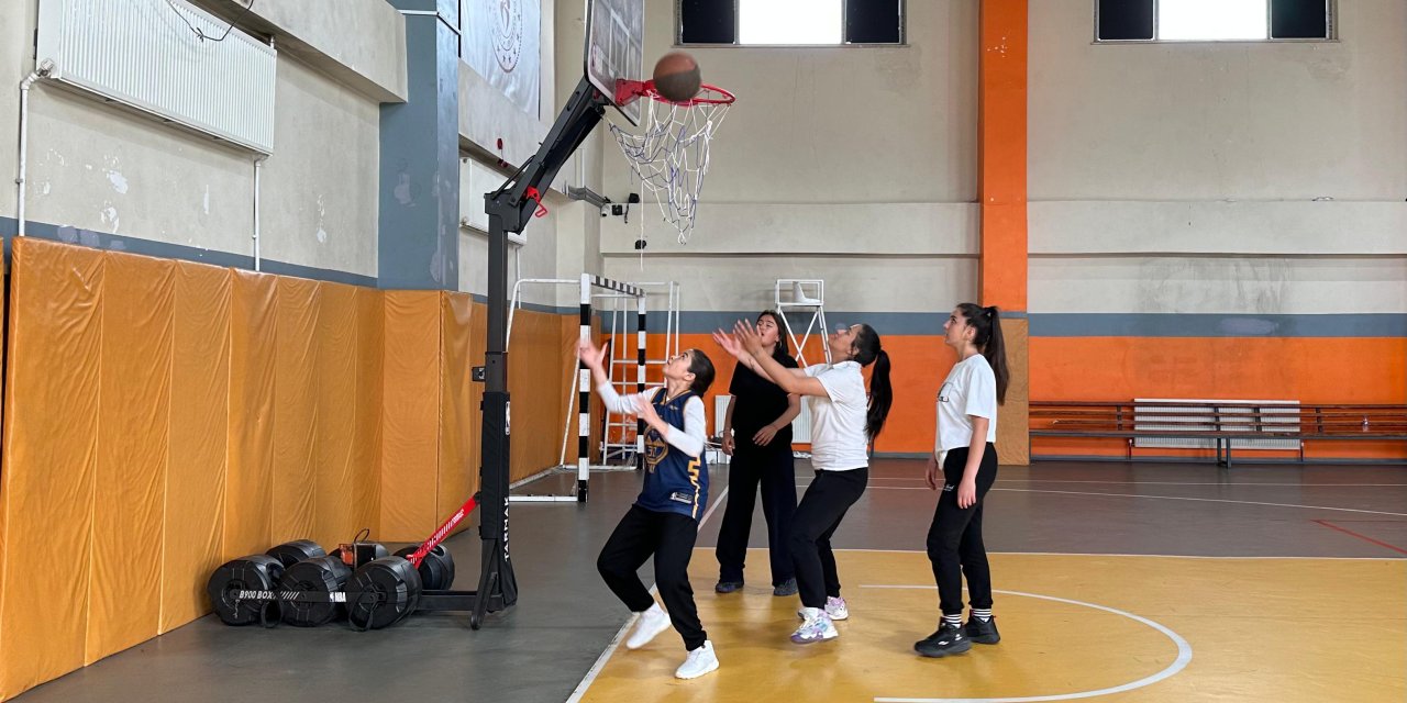 Yüksekova Kadın Basketbol Takımı il birincisi