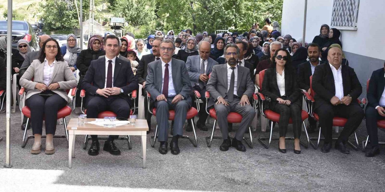 Bitlis’te kurslarda üretilen el emeği ürünler sergilendi