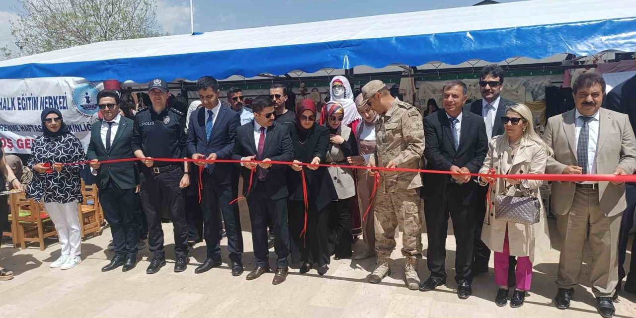 Özalp’te yılsonu sergisi etkinliği