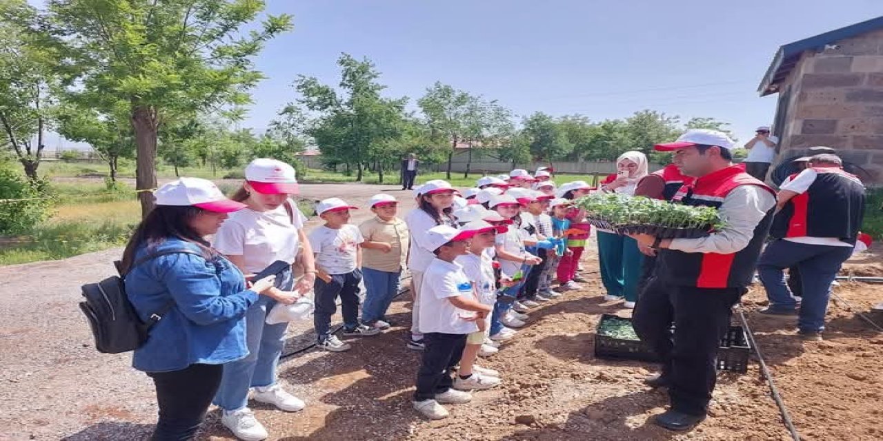 Güroymaklı öğrencilere uygulamalı tarım eğitimi verildi
