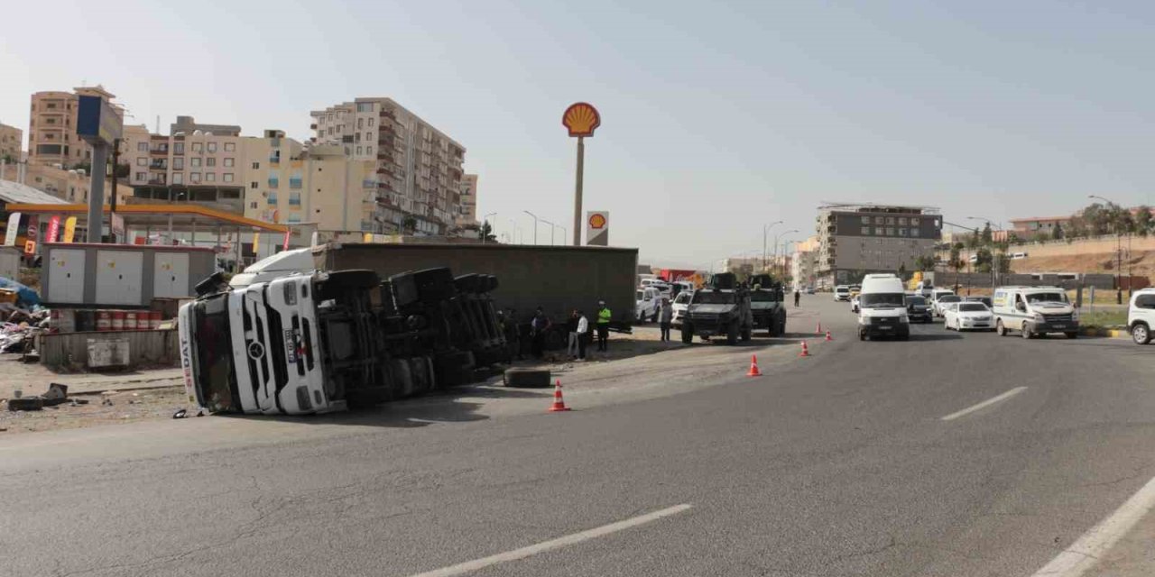 Şırnak'ta ham madde yüklü tır devrildi: 1 yaralı