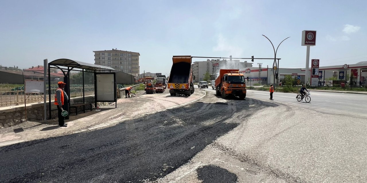 Yüksekova’da yollar onarılıyor