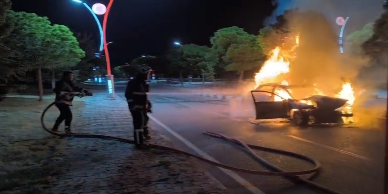 Van’da otomobil alev alev yandı