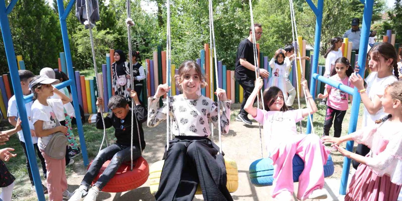 Elazığ’da çocuklar Geri Dönüşüm Parkı’nda eğlendi