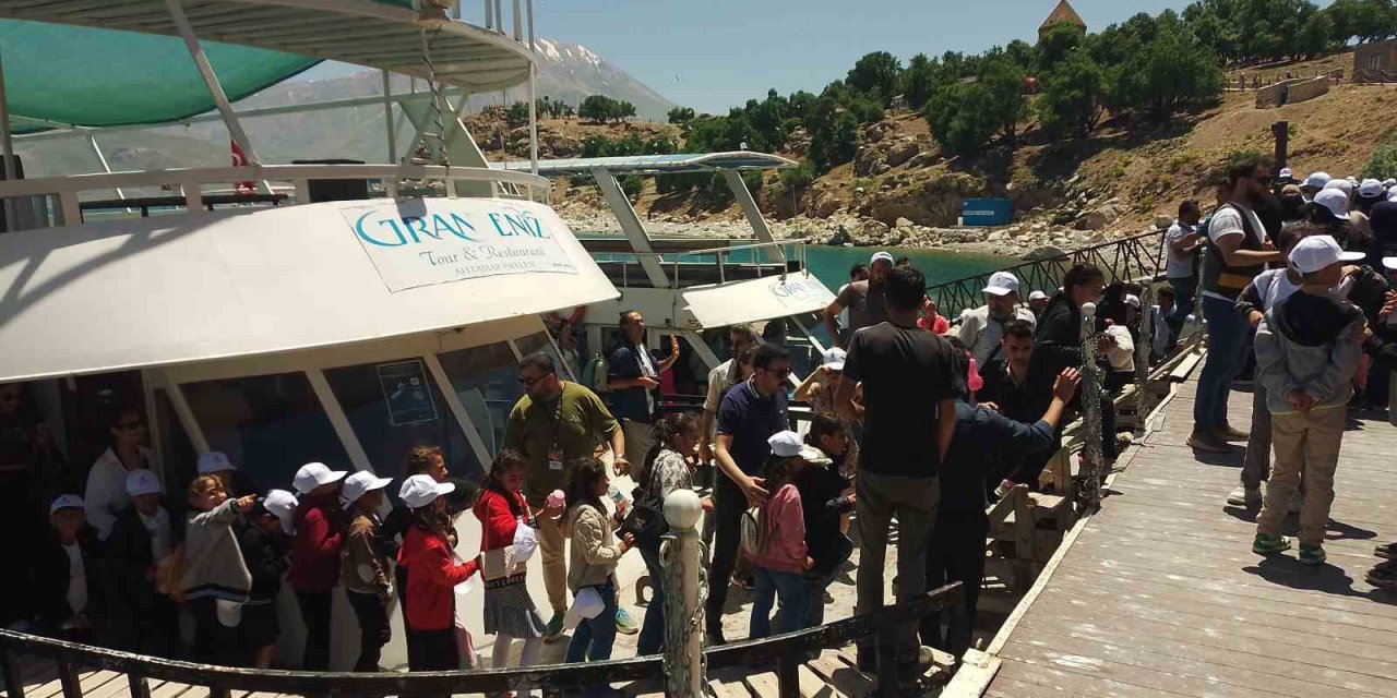 Van'da 22. Akdamar Çocuk ve Gençlik Tiyatroları Şenliği sona erdi