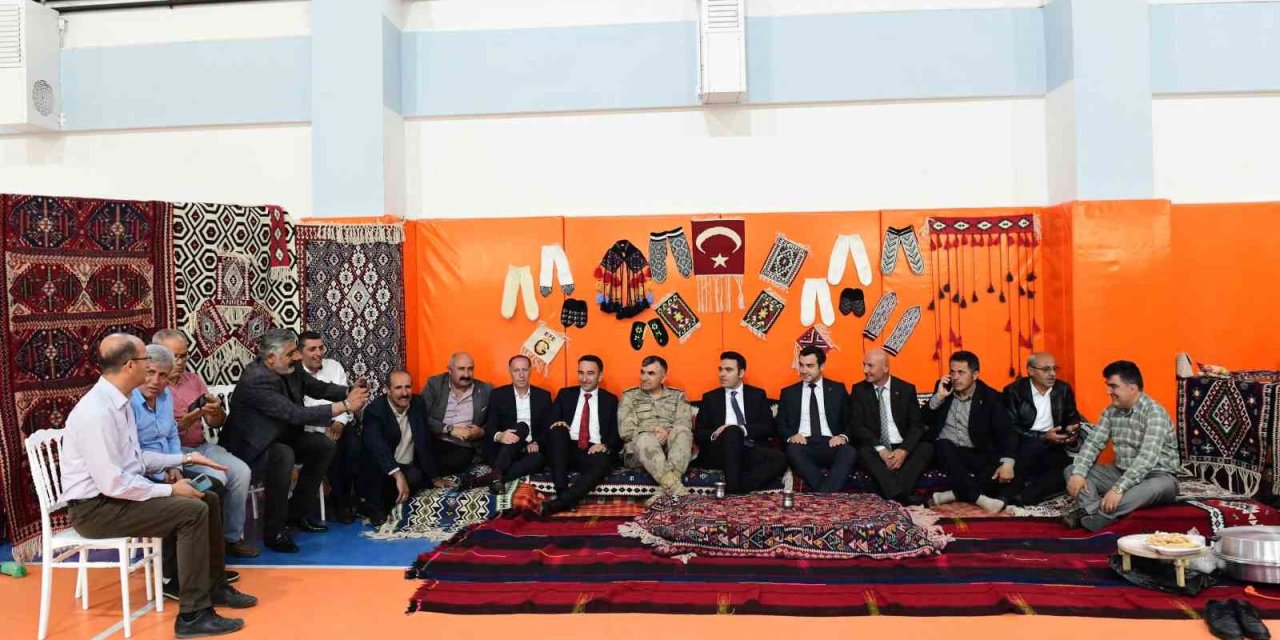 Çatak’ta yılsonu sergisi açıldı