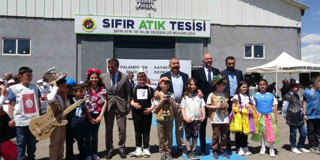 Geri dönüşüm defilesinde renkli görüntüler