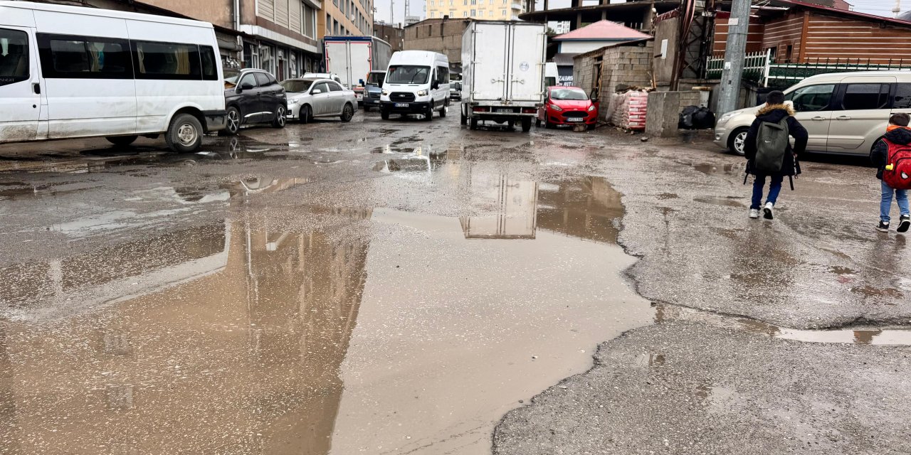 Yüksekova’da yağmur sonrası cadde ve sokaklarda su birikintileri oluştu