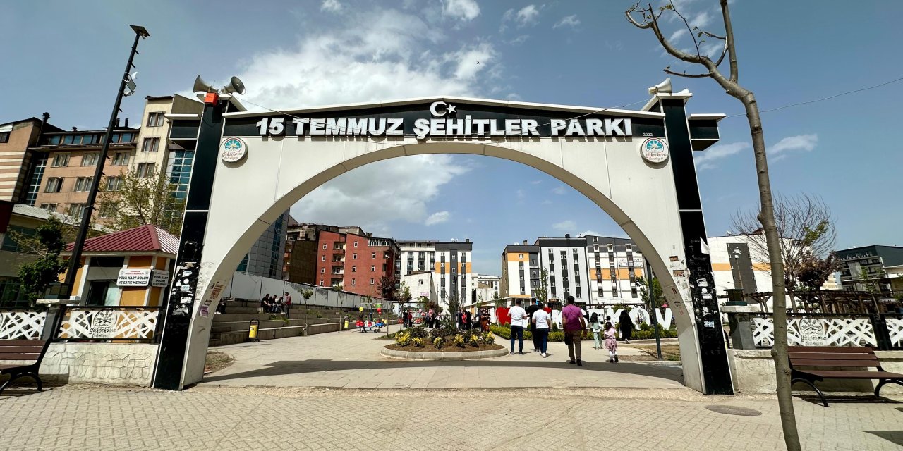 Yüksekova’da 15 Temmuz Şehitler Parkı’na uyarı levhaları yerleştirildi