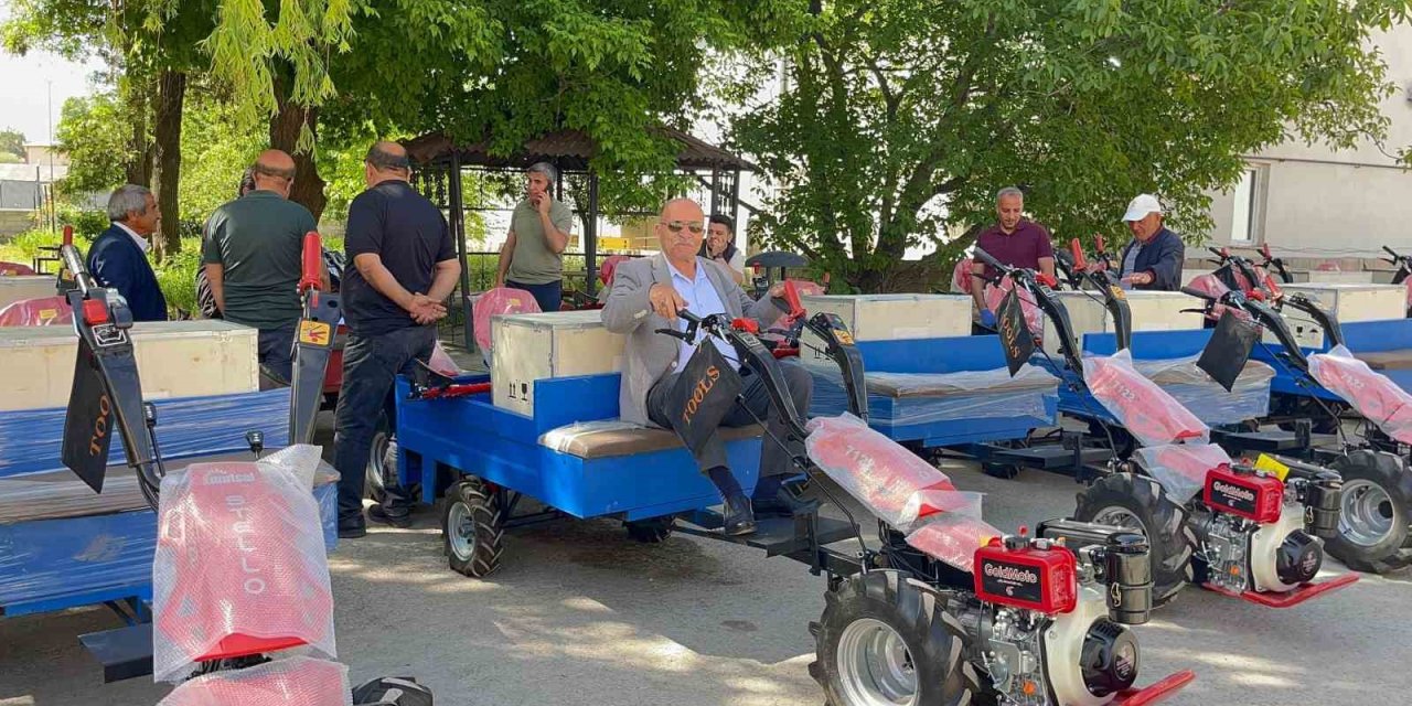 Muradiye’de tarım aletleri çiftçilere dağıtıldı