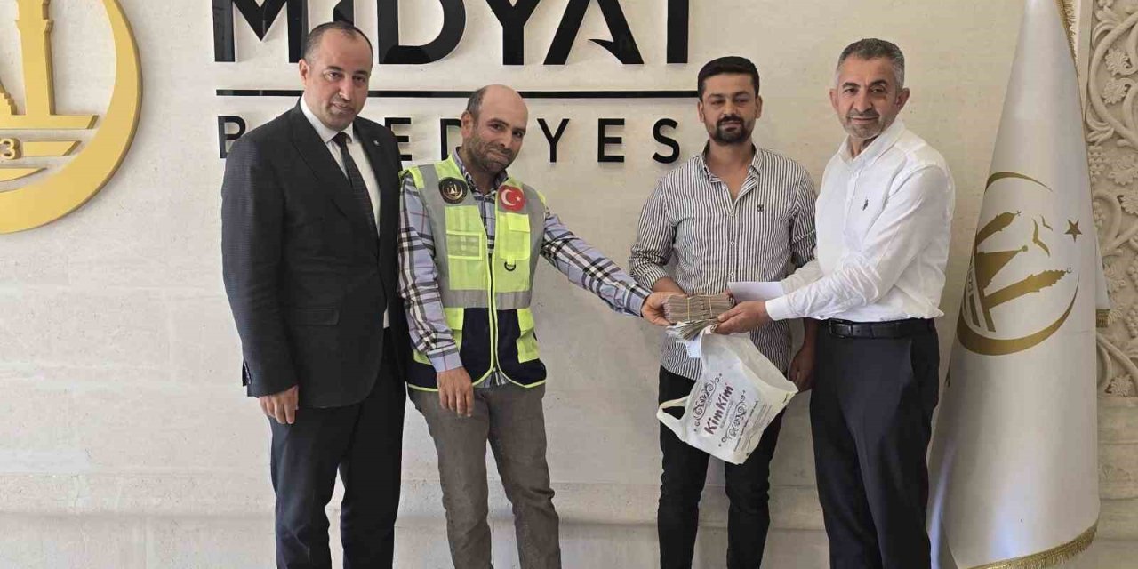 Temizlik görevlisi yerde bulduğu 111 bin 500 lirayı sahibine ulaştırdı