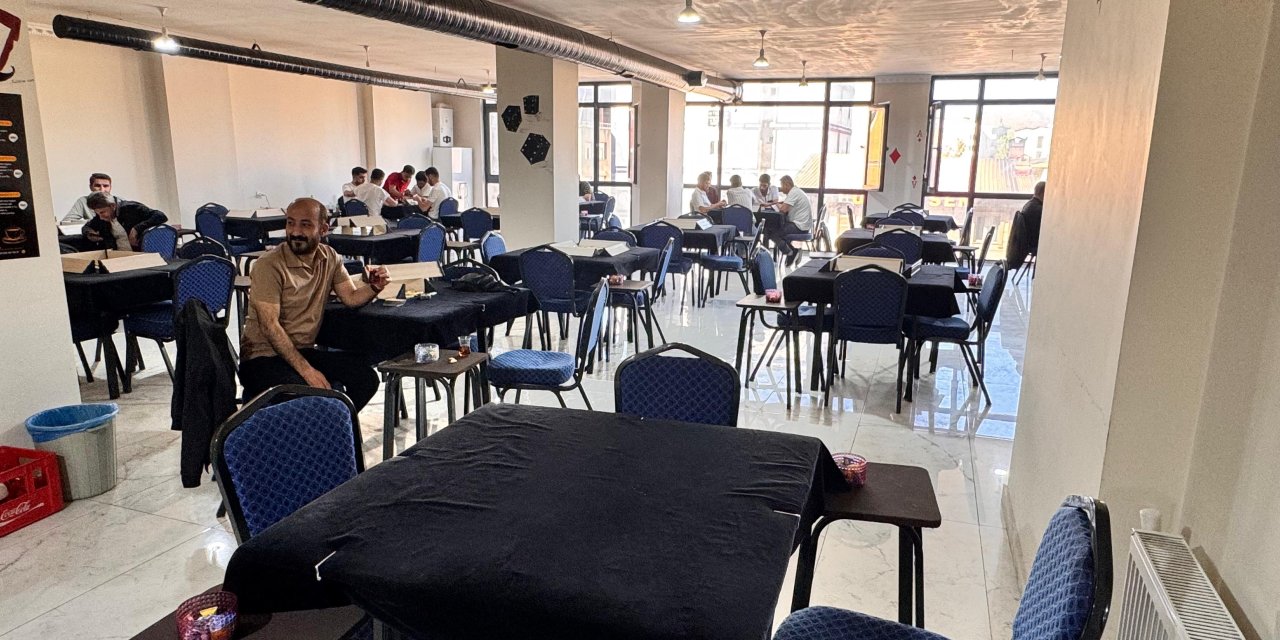 Atanamayan üç öğretmen Yüksekova’da okey salonu açtı