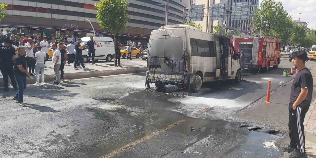 Diyarbakır’da şehir içi servisi alevlere teslim oldu