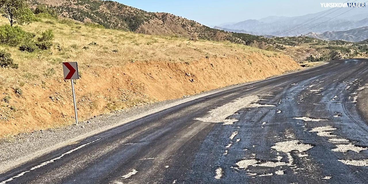 Sıcak hava Derecik-Şemdinli yolunu eritti, sürücüler tepkili