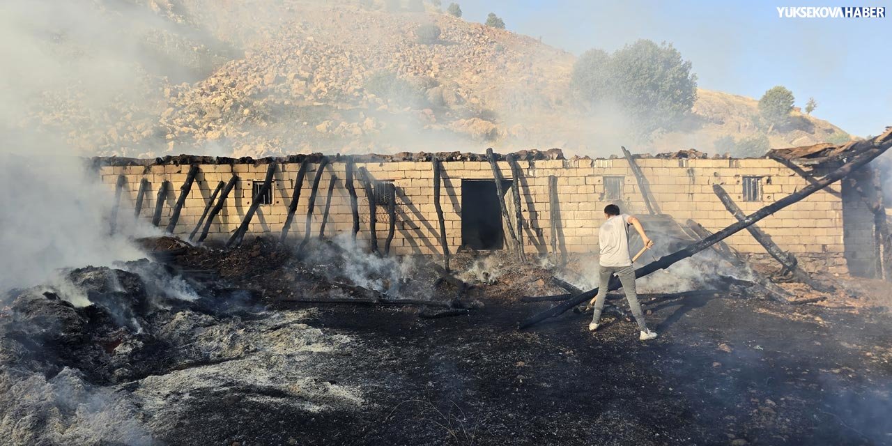 Derecik’te ahır yangını: 1100 balya ot ve 150 torba saman kül oldu