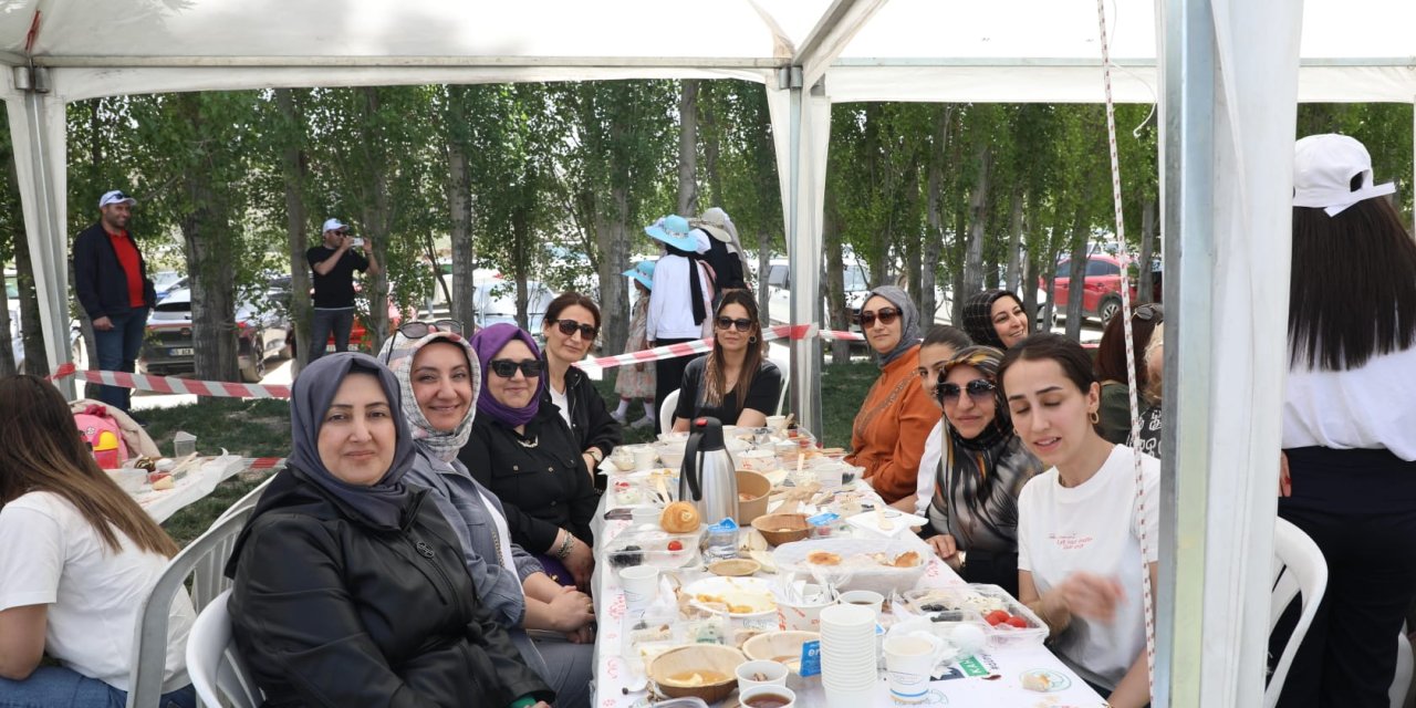 Muradiye Şelalesi önünde 'Dünya Kahvaltı Günü' programı