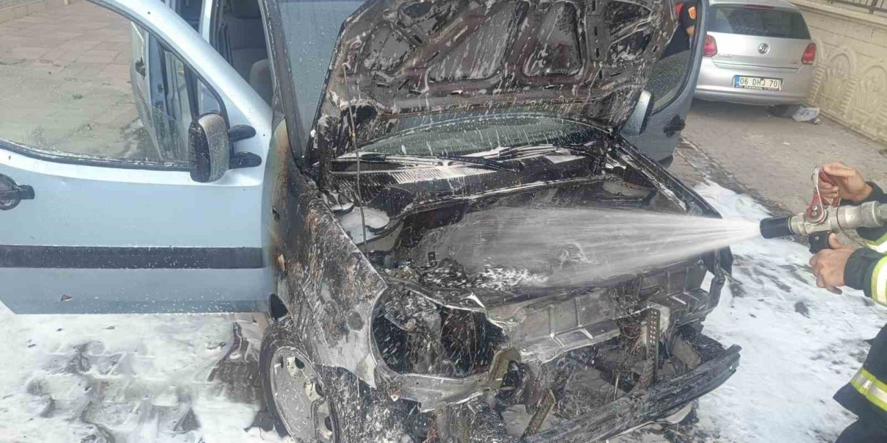 Siirt’te park halindeki kamyonet alev aldı