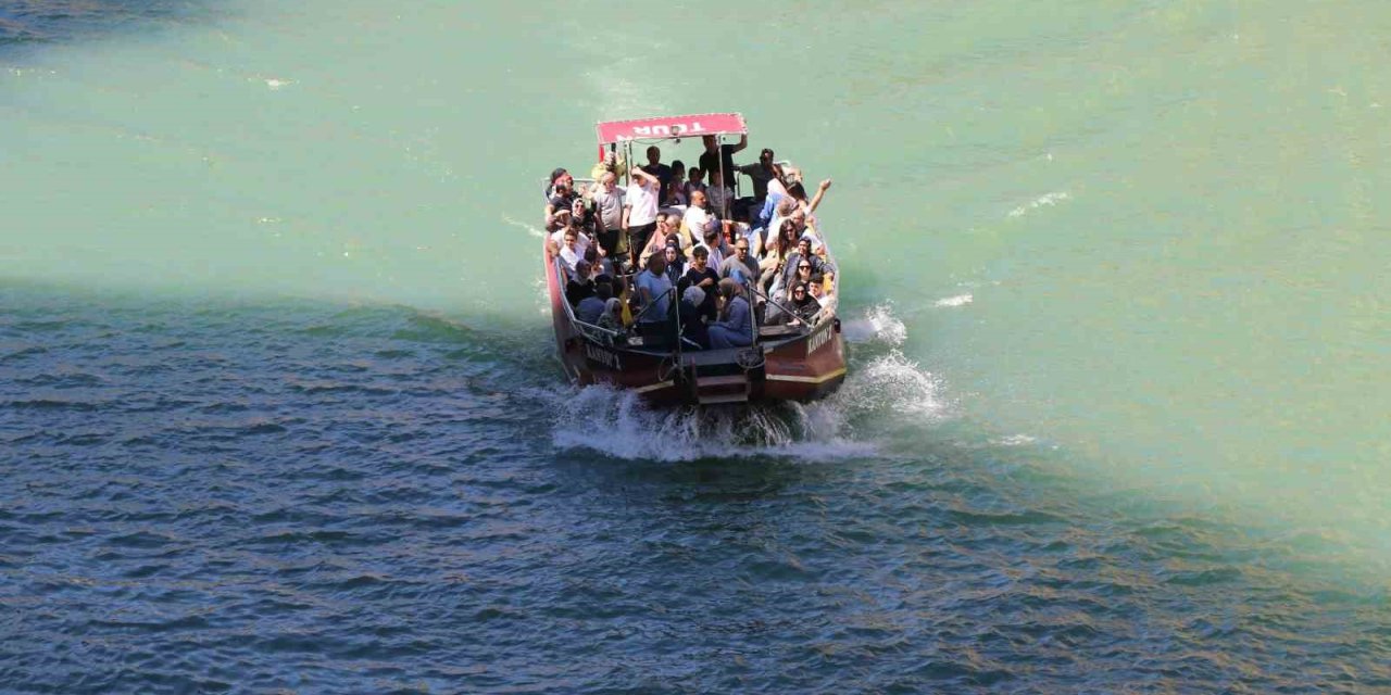 Erzincan'da zipline ve tekne turu turistlerin vazgeçilmezi