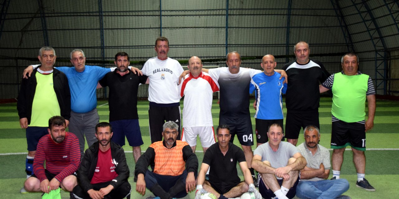 55-70 yaşındalar, 40 yıldır halı sahada futbol oynuyorlar