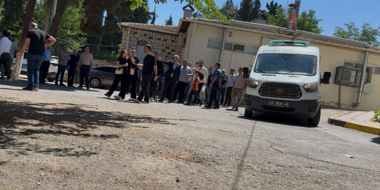 Antep'teki kazada hayatını kaybeden paramedik anne ve 2 çocuğu, yakınlarına teslim edildi