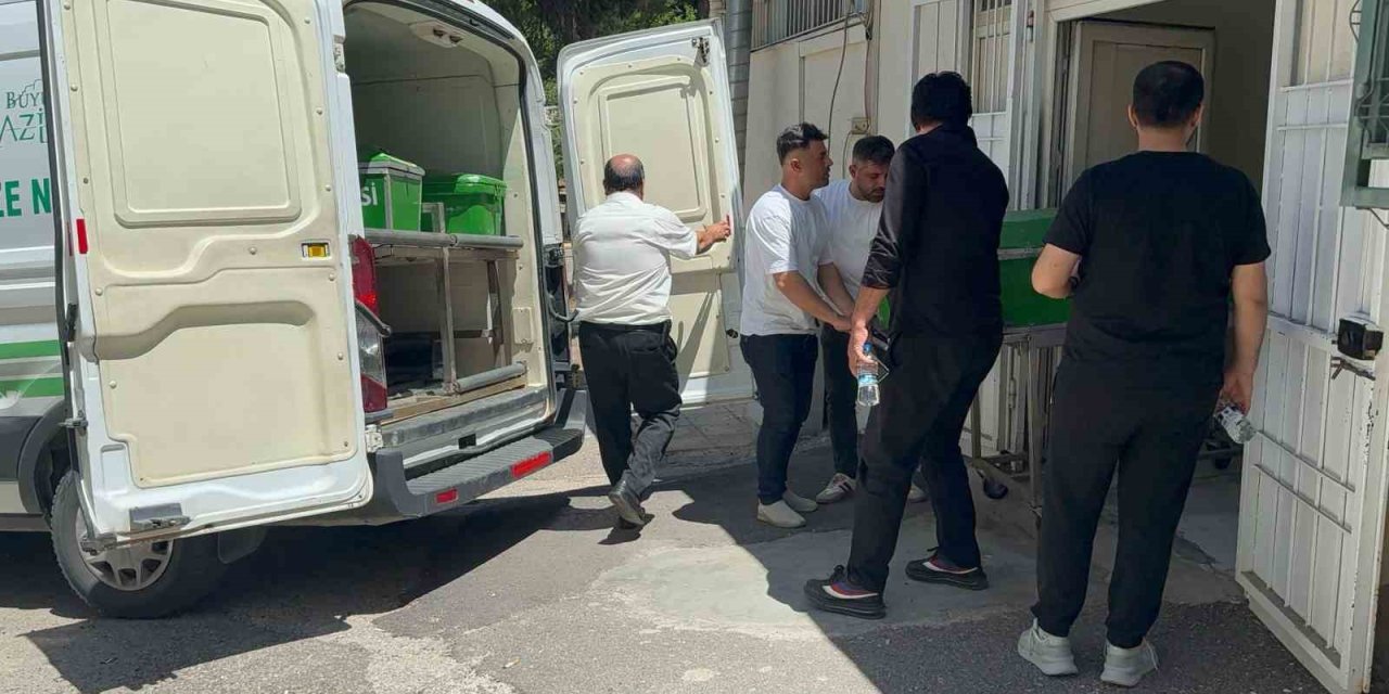 Antep'teki kazada hayatını kaybeden 2 gencin cenazesi yakınlarına teslim edildi