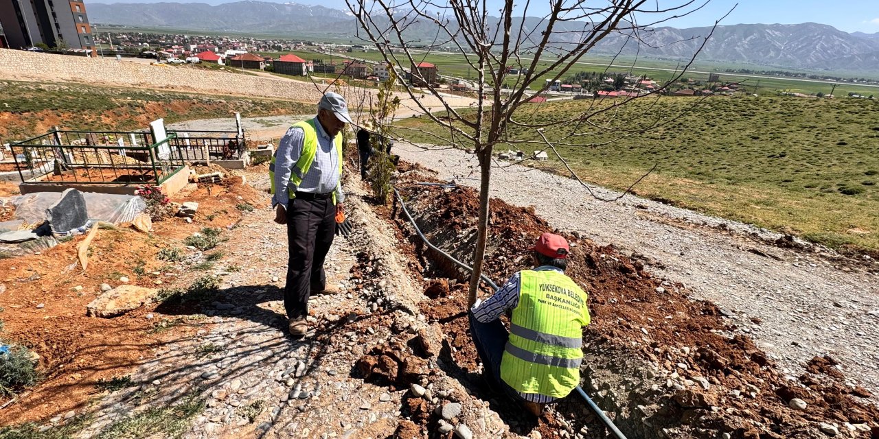 Esenyurt Mahallesi’ndeki mezarlığa fidan dikimi yapıldı