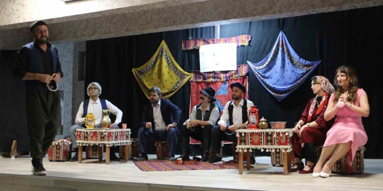’Komşu Köyün Delisi" tiyatro oyunu Şemdinli’de sahnelendi