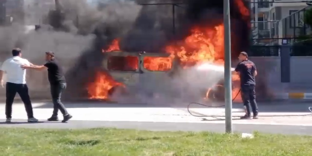 Van’da park halindeki minibüs alev aldı