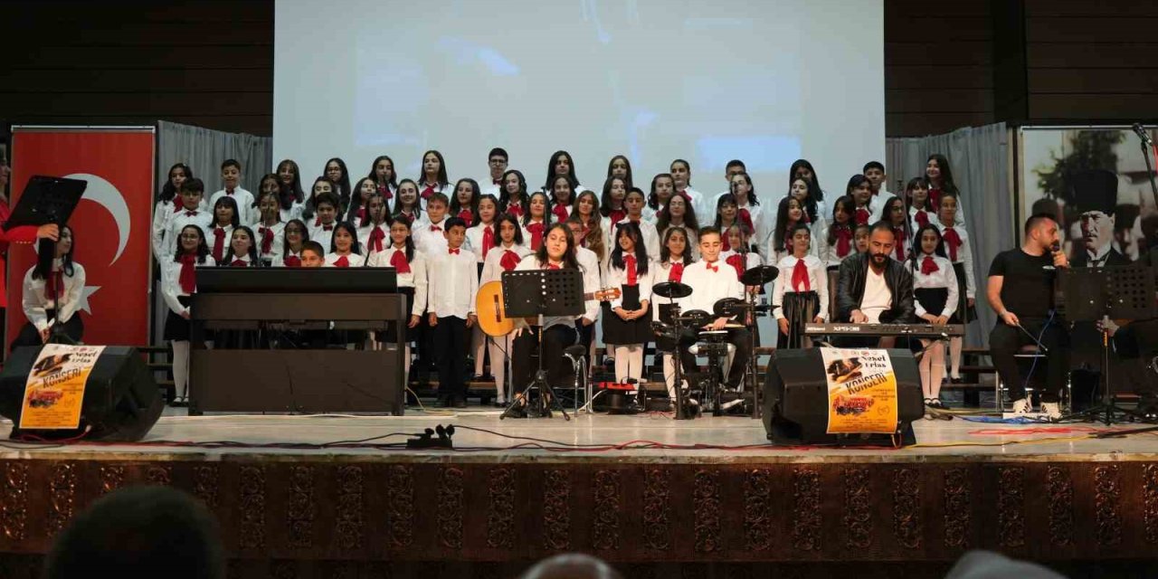 Erzincan'da öğrencilerinden oluşan koro Neşet Ertaş türkülerini seslendirdi