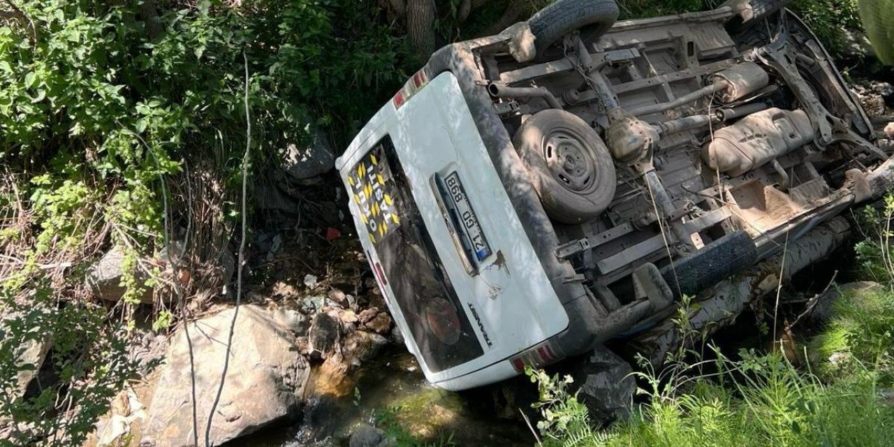 Hakkari'de minibüs dereye devrildi: 5 kişi yaralandı
