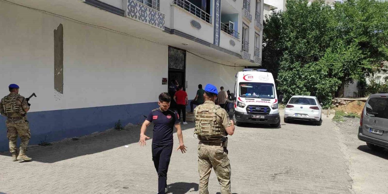 Sason'da psikolojik sorunları olan şahıs ailesini rehin aldı