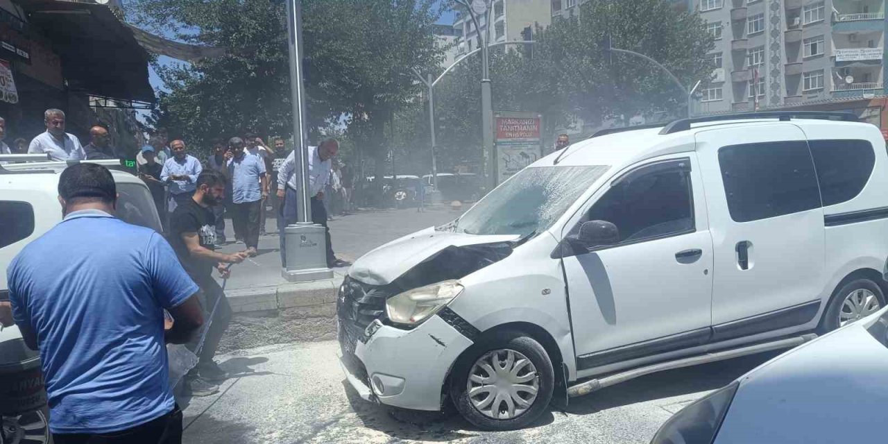Batman’da seyir halindeki araç alev aldı
