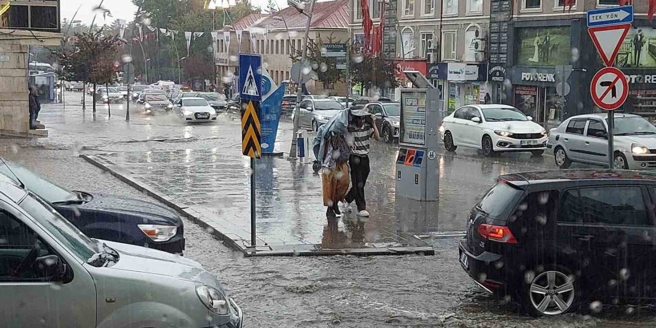 Erzurum’da sağanak hayatı durdurdu