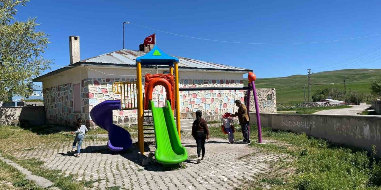 Diyadin’de köy halkı kapatılan okulunu geri istiyor