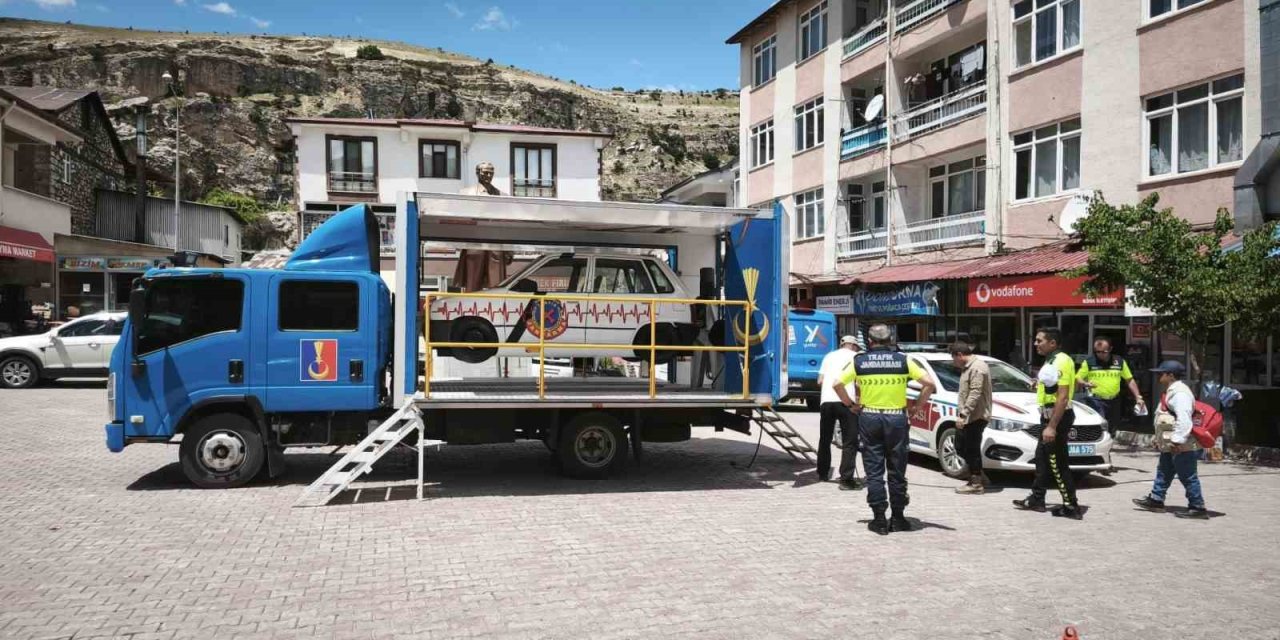 Tunceli'de emniyet kemeri simülasyon tırı farkındalık oluşturdu