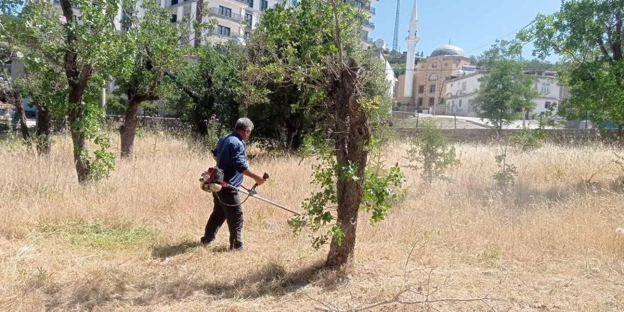 Şırnak’ta bayram öncesi mezarlıklar temizlendi