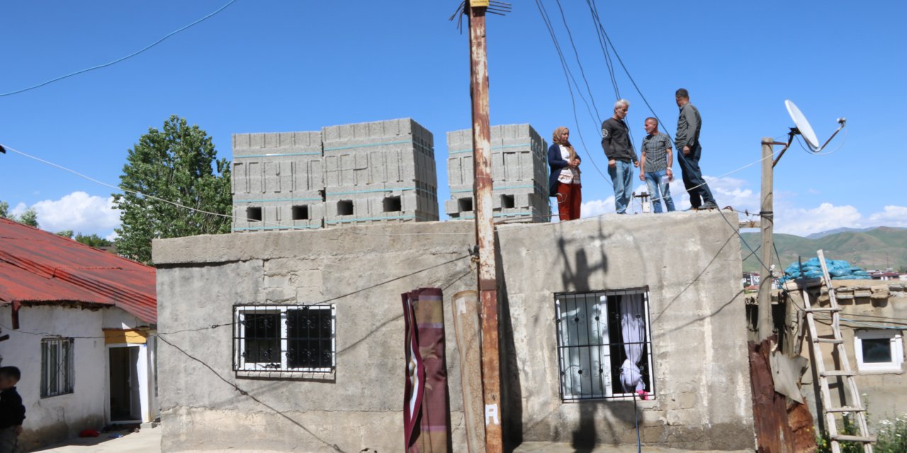 Elektrik hattı nedeniyle 7 yıldır evlerini tamamlayamıyorlar