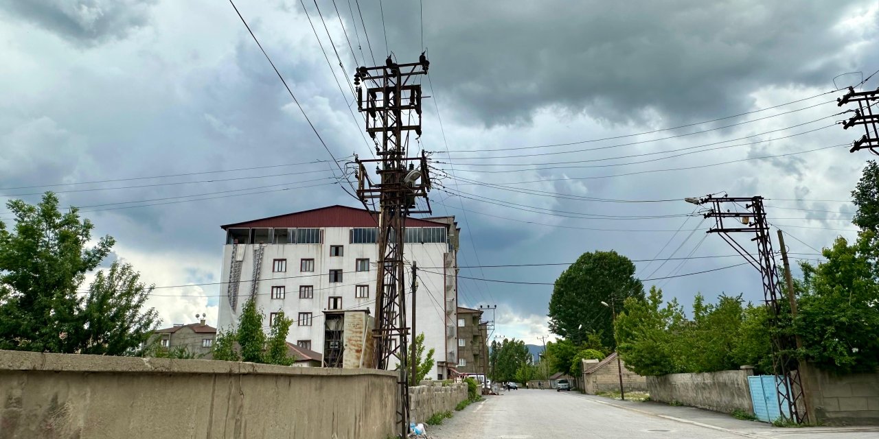 İki gündür elektriksiz kalan Güngör Mahallesi’nin trafosu değiştirildi