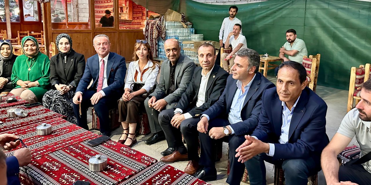 AK Parti heyeti, Yüksekova’da basınla bir araya geldi