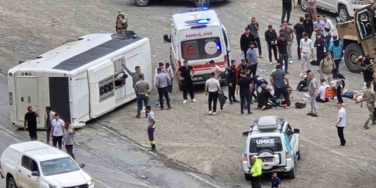 Çukurca yolunda midibüs devrildi, 6 asker yaralandı