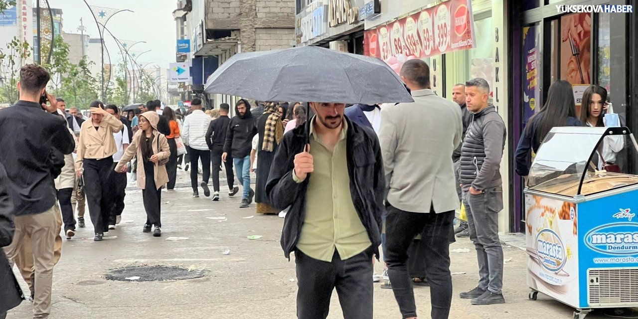 Yüksekova’da bayram alışverişi yağmura takıldı