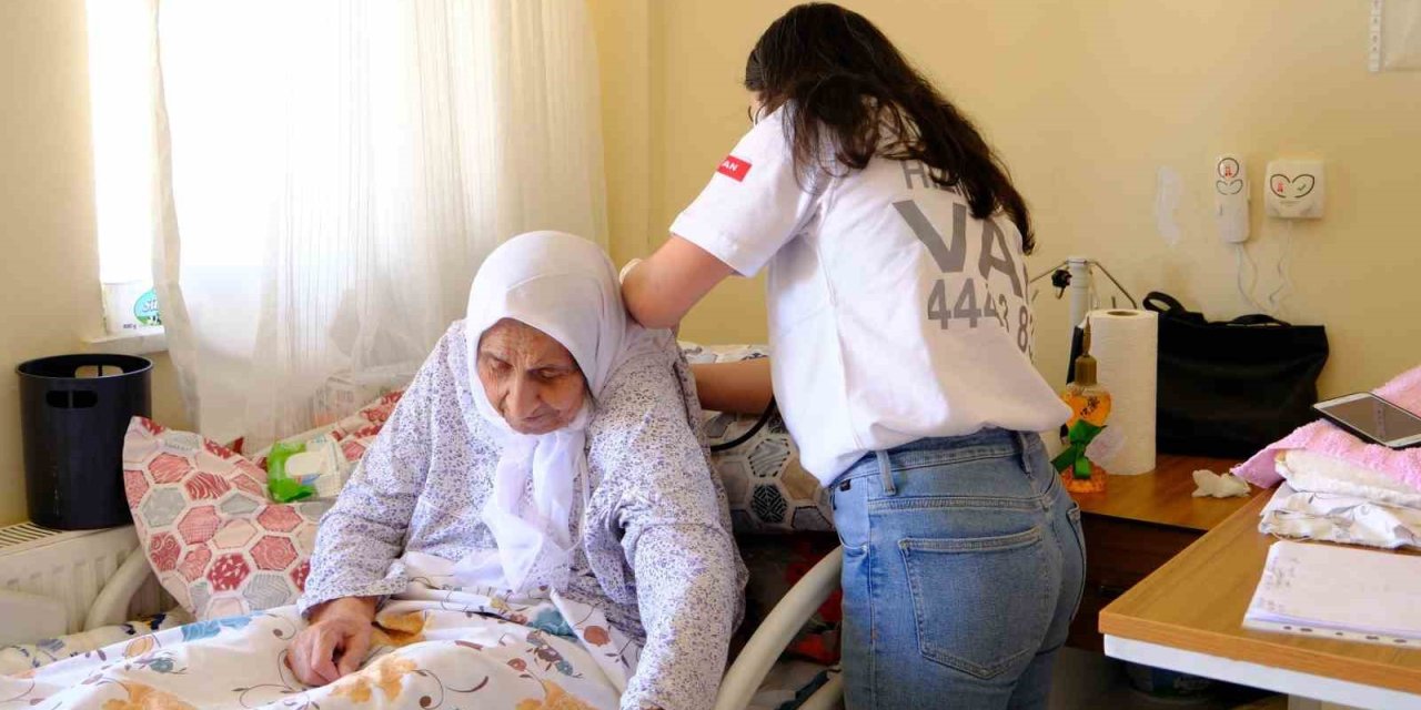 Bayram öncesi huzurevi sakinlerine sağlık hizmeti
