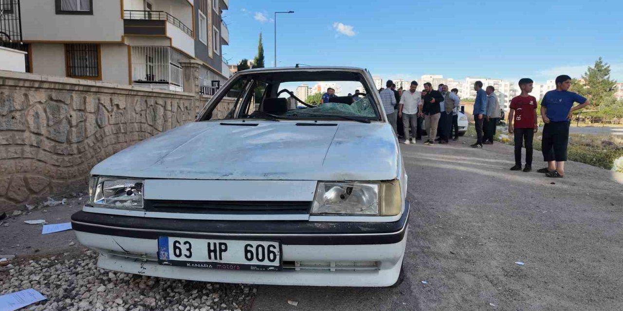 Kavgayı ayırmaya çalışan polis bıçaklandı