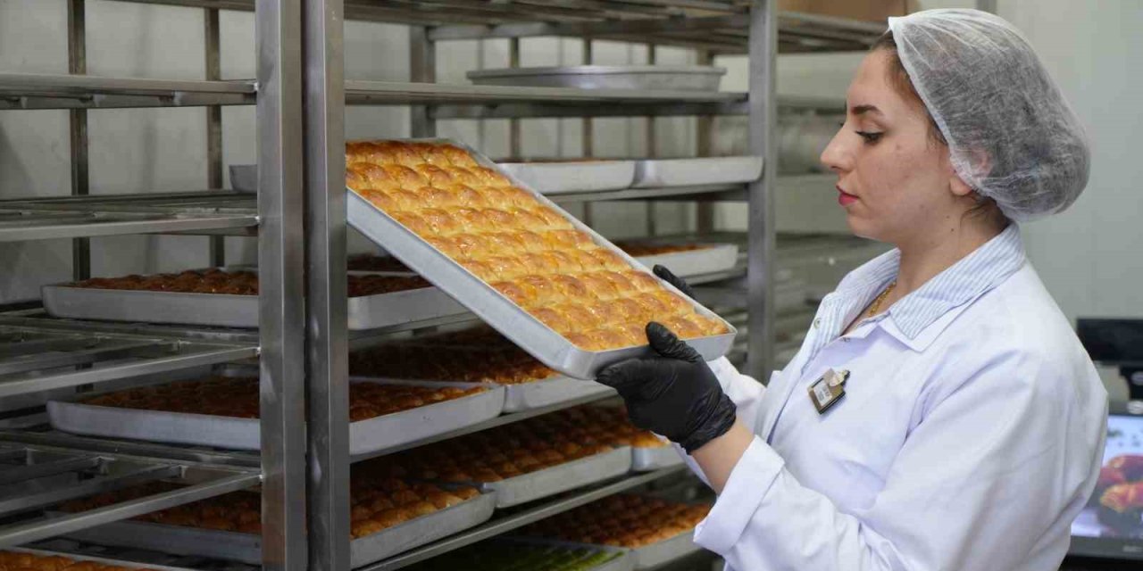 Antep’te baklavacıların bayram mesaisi