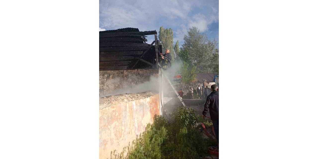 Kars’ta bir evin çatısında çıkan yangın söndürüldü