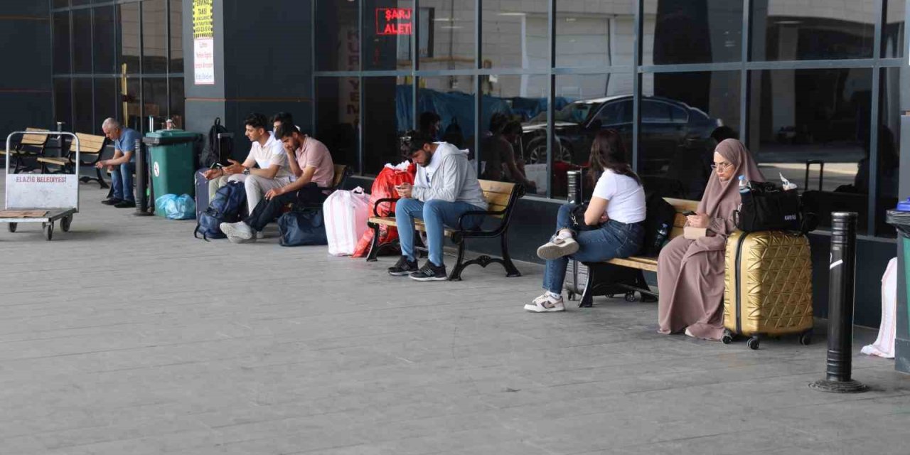Elazığ’da bayram tatili uzamayınca otobüs terminali boş kaldı